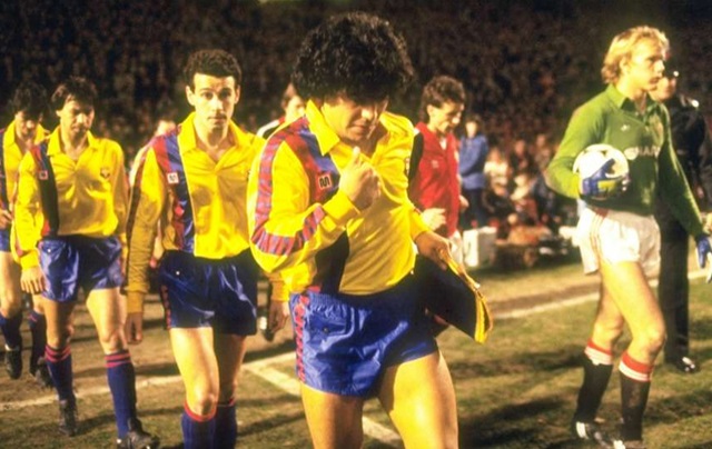 Năm 1982, ông lần đầu tiên phá kỷ lục chuyển nhượng thế giới khi chuyển từ Boca Juniors tới Barca. Một phần phí chuyển nhượng được thanh toán bằng vàng khối.