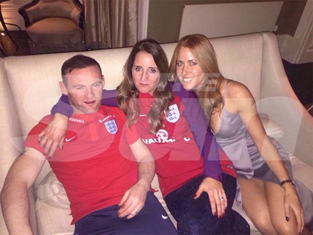 Hình ảnh Rooney tiệc tùng thâu đêm cùng khách trong bữa tiệc và tiếp viên