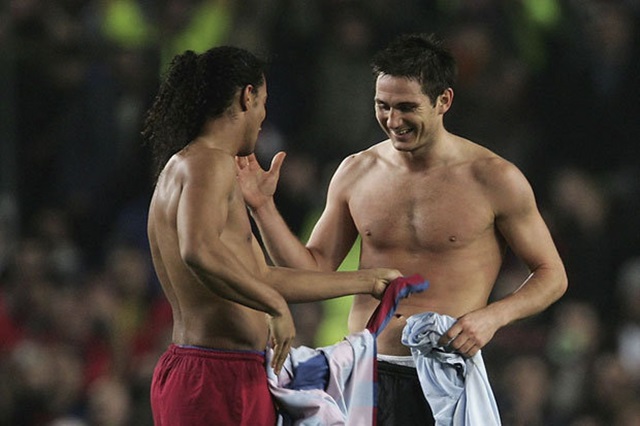 Frank Lampard và Ronaldinho trao đổi áo sau trận đấu